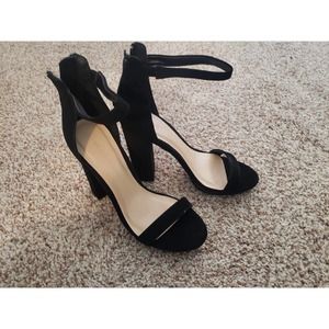 New Wild Diva size 7 black strap around the ankle heels